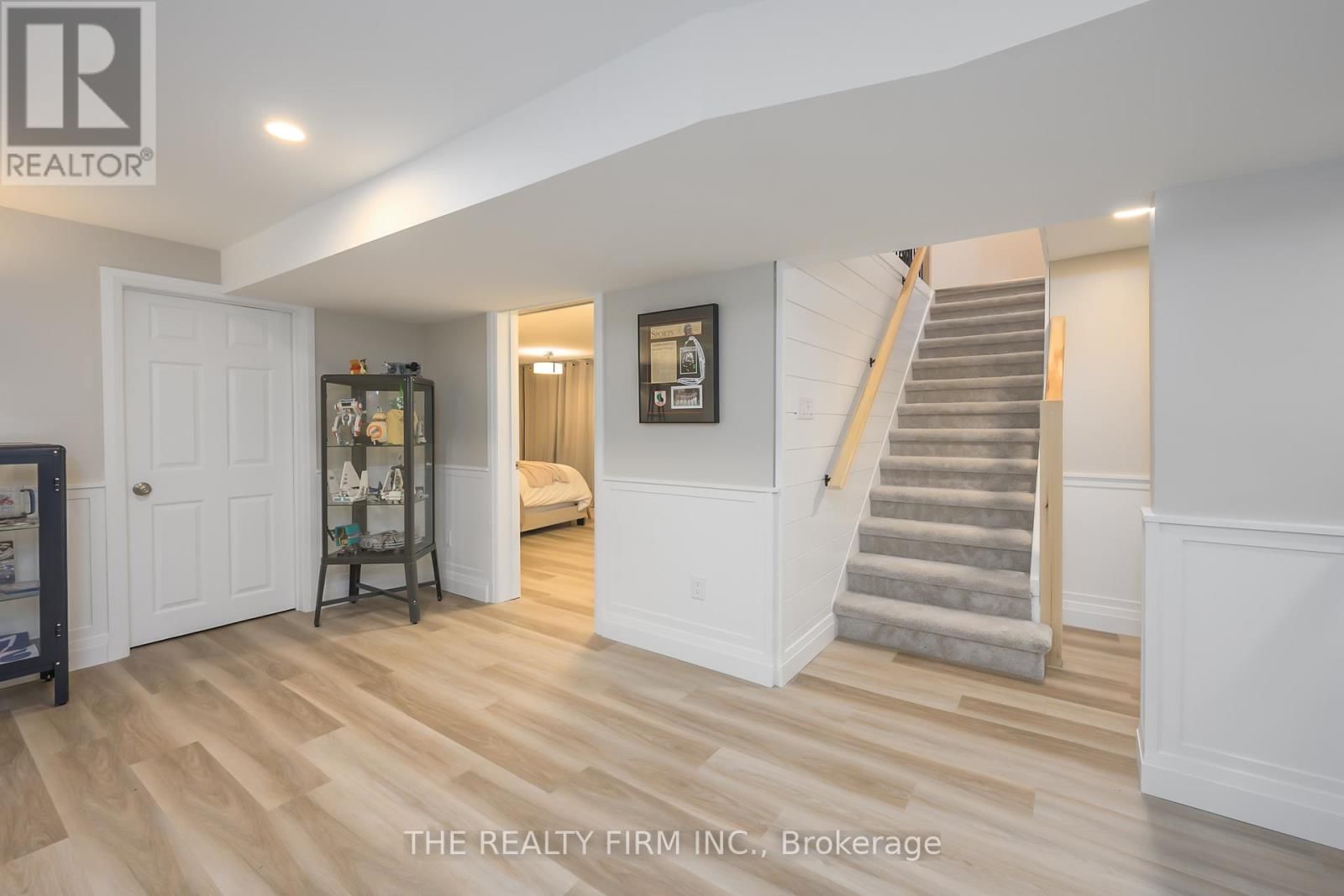 21584 HIGHBURY AVENUE NORTH Image 34