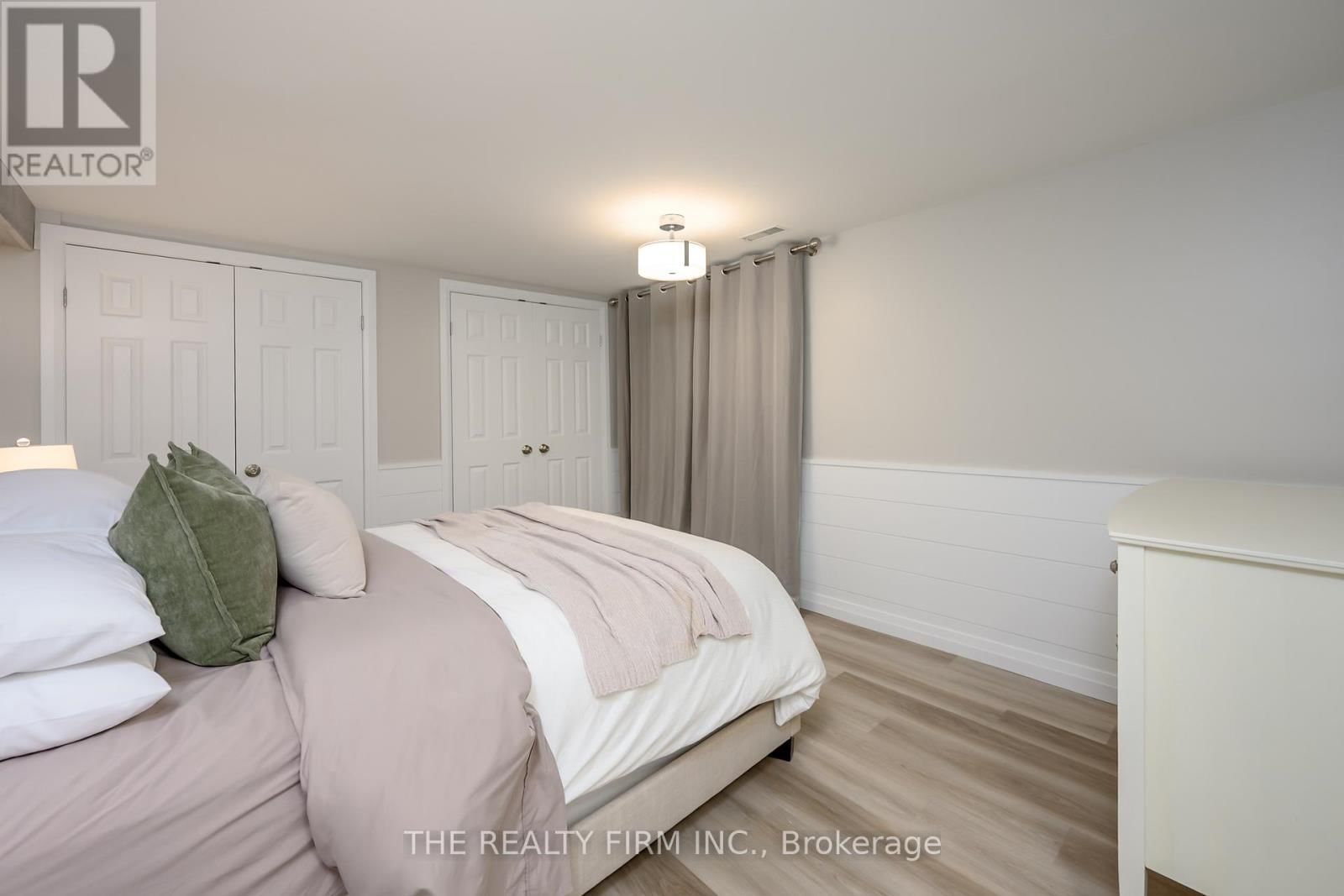 21584 HIGHBURY AVENUE NORTH Image 35