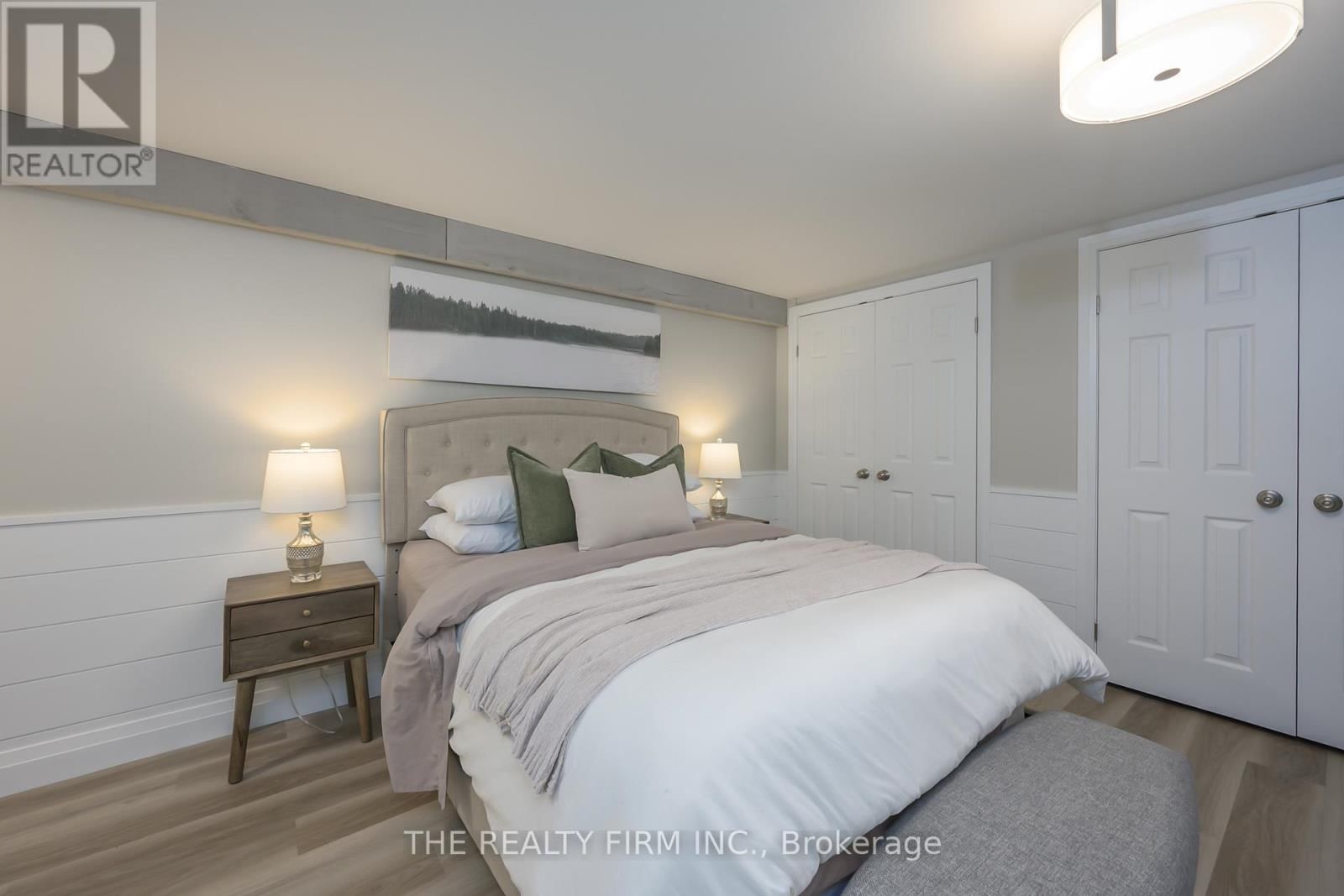 21584 HIGHBURY AVENUE NORTH Image 36