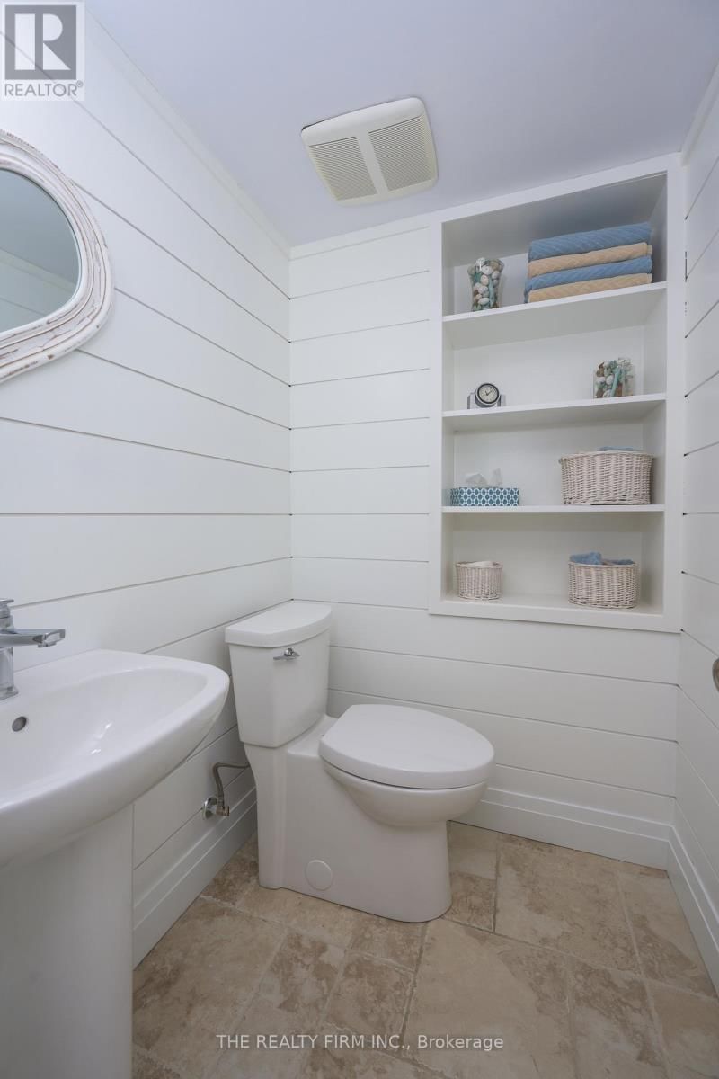 21584 HIGHBURY AVENUE NORTH Image 37