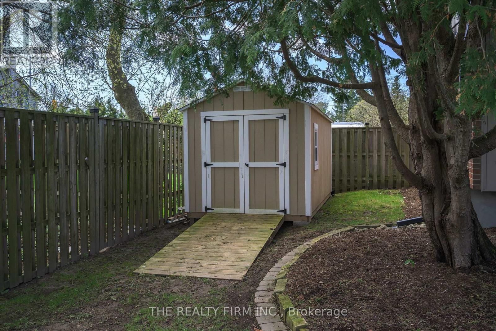 21584 HIGHBURY AVENUE NORTH Image 43