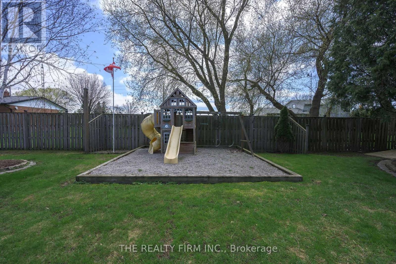 21584 HIGHBURY AVENUE NORTH Image 45