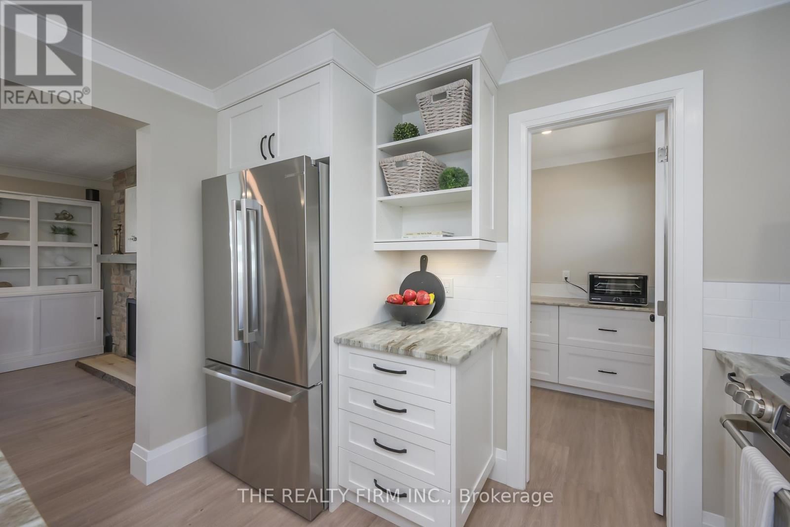 21584 HIGHBURY AVENUE NORTH Image 9