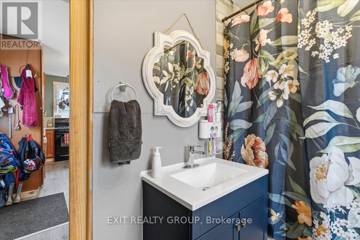 43 CENTRE STREET Image 14