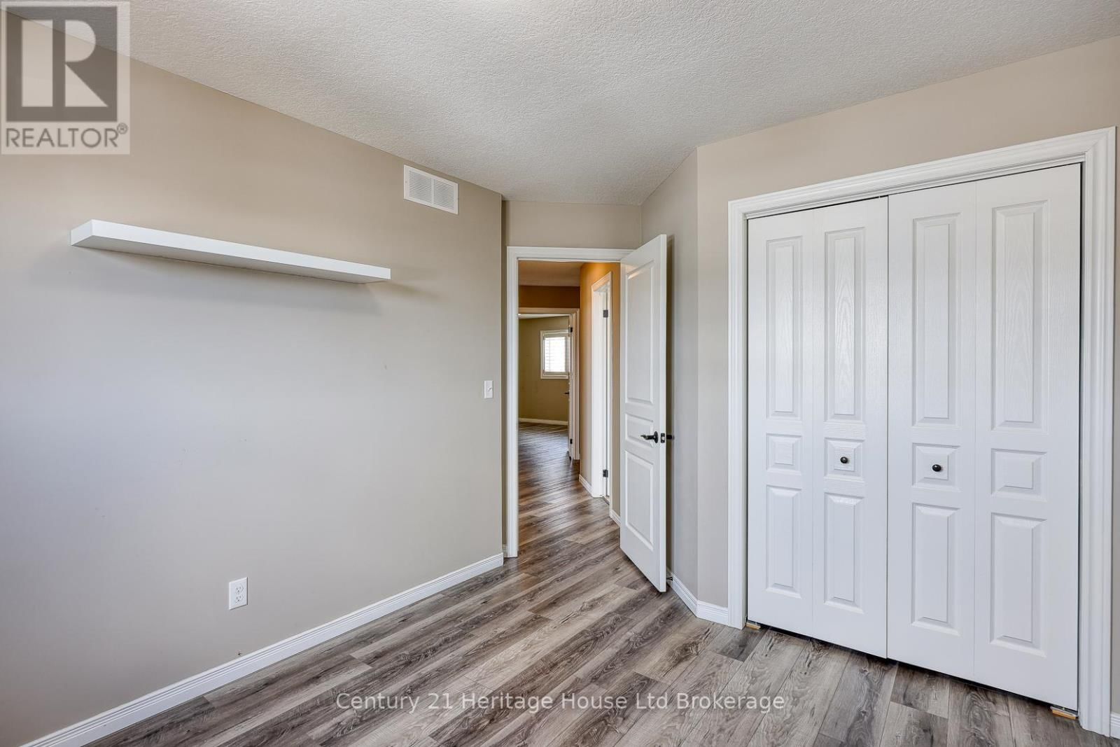 427 CHAMPLAIN AVENUE Image 32