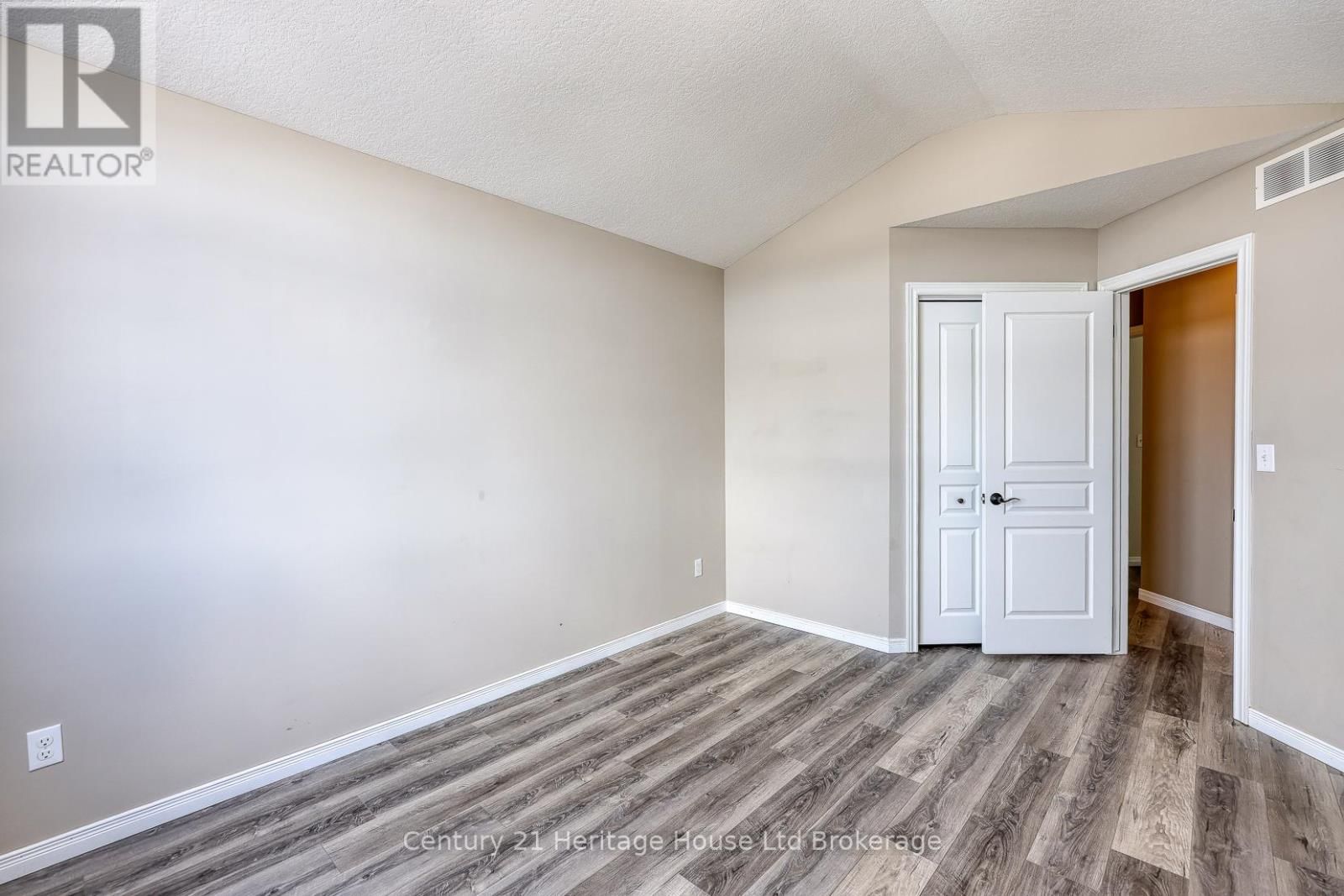 427 CHAMPLAIN AVENUE Image 34