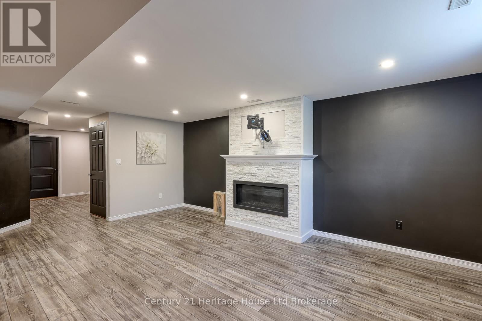 427 CHAMPLAIN AVENUE Image 36