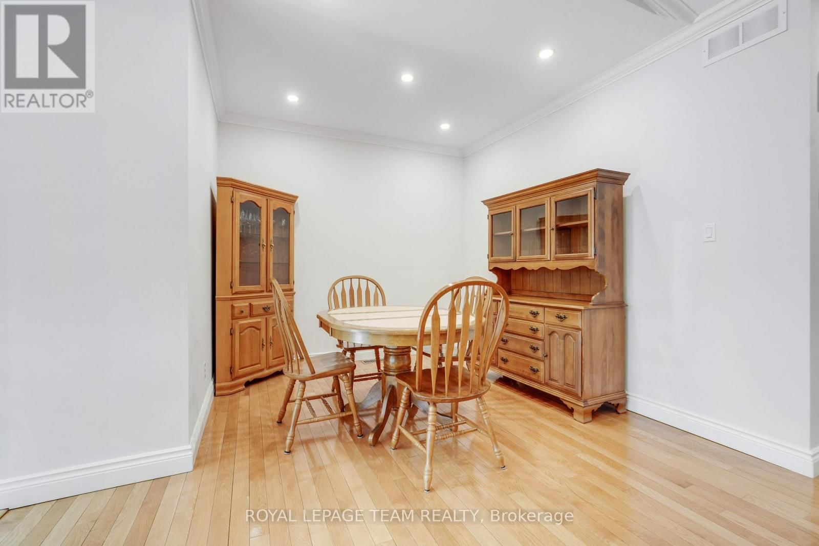 114 BARTLETT PRIVATE Image 15