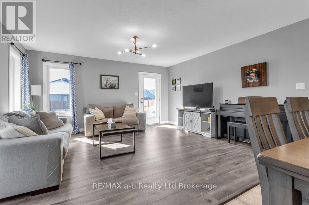 242 WILSON AVENUE Image 20