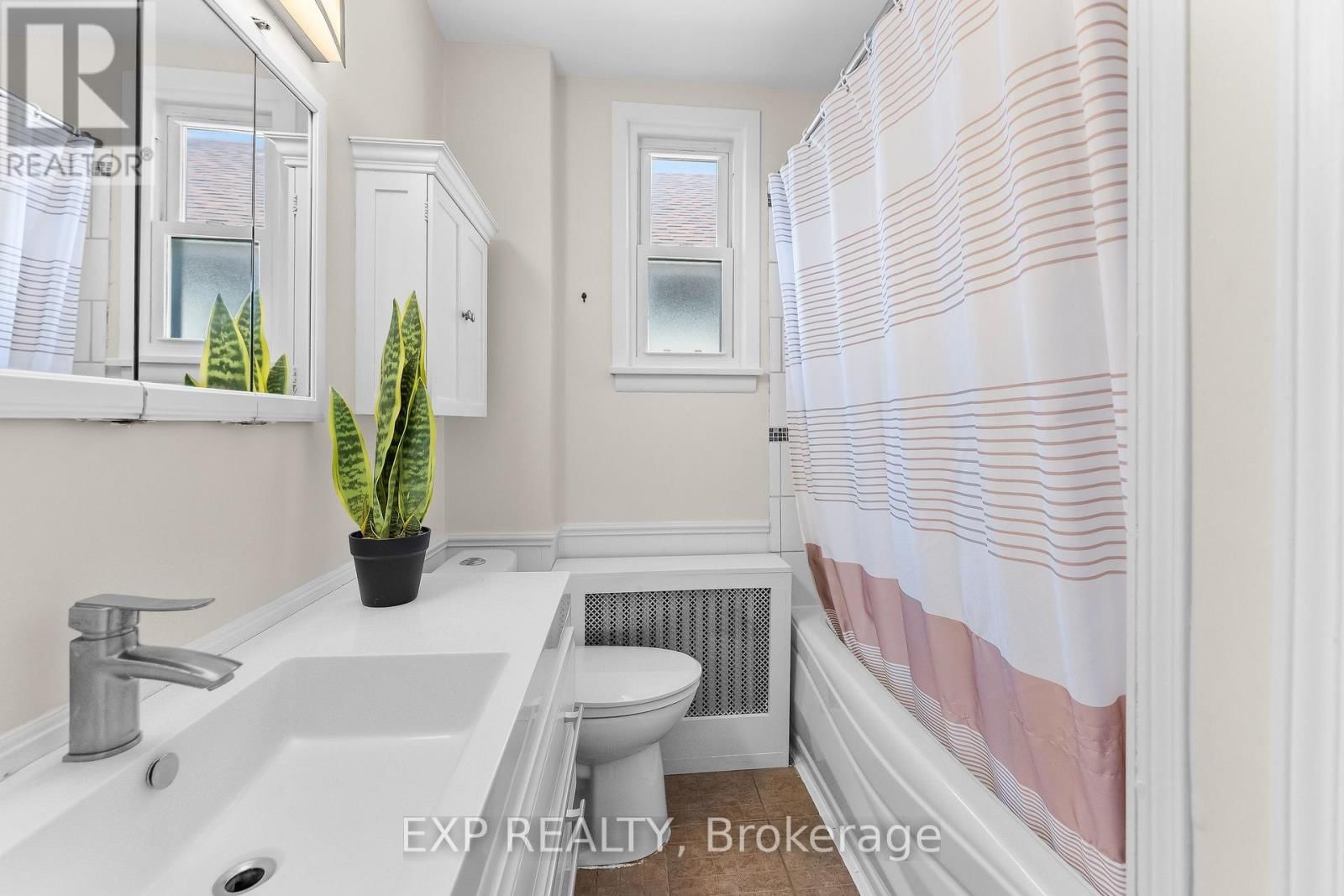 62 ROLLS AVENUE Image 17