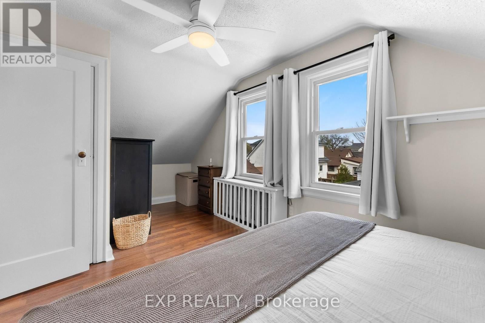 62 ROLLS AVENUE Image 19