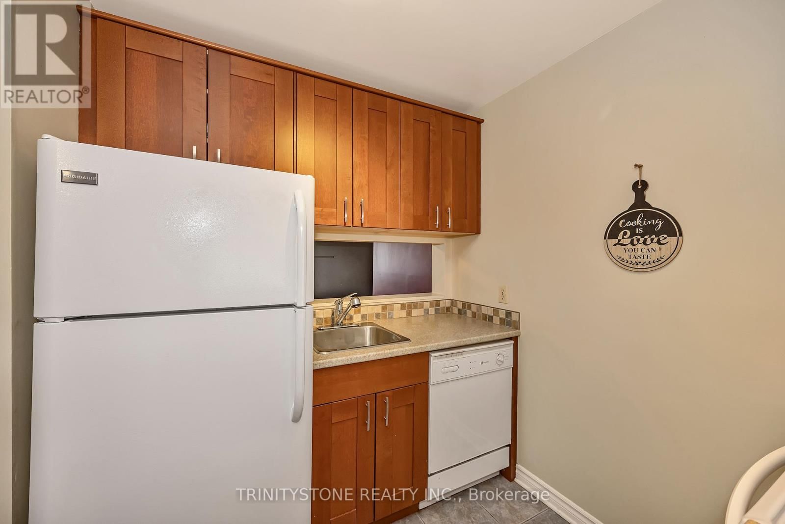 57 - 811 CONNAUGHT AVENUE Image 9