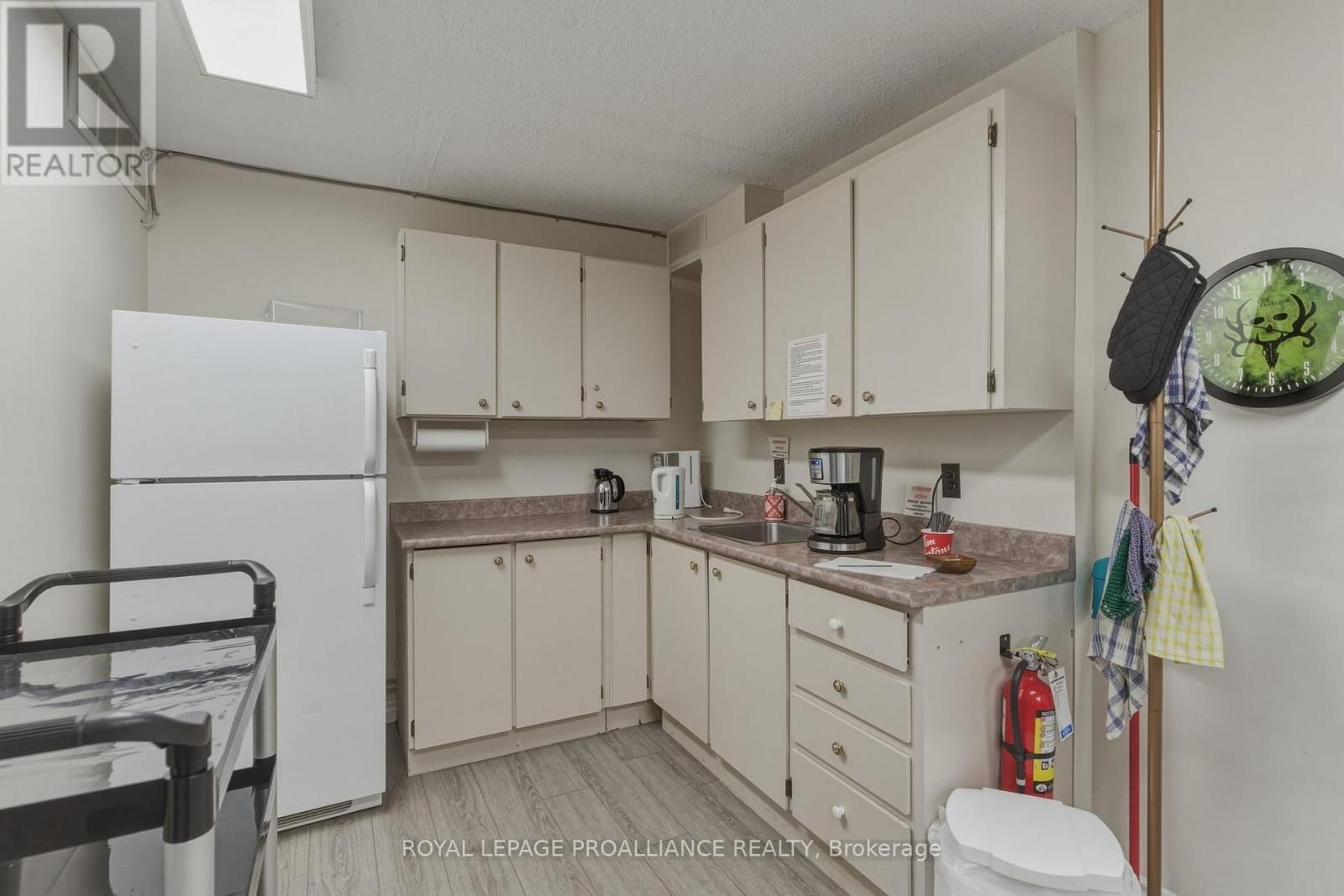 410 - 3 APPLE STREET Image 44