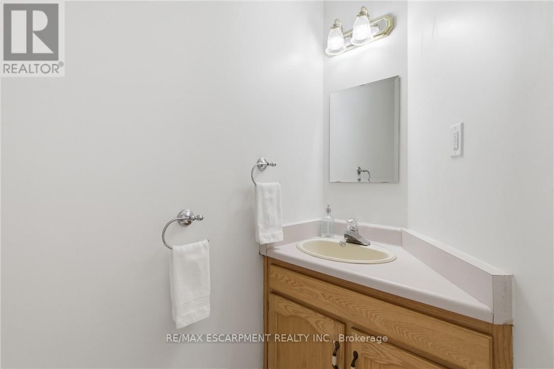 12 SUMNER CRESCENT Image 23