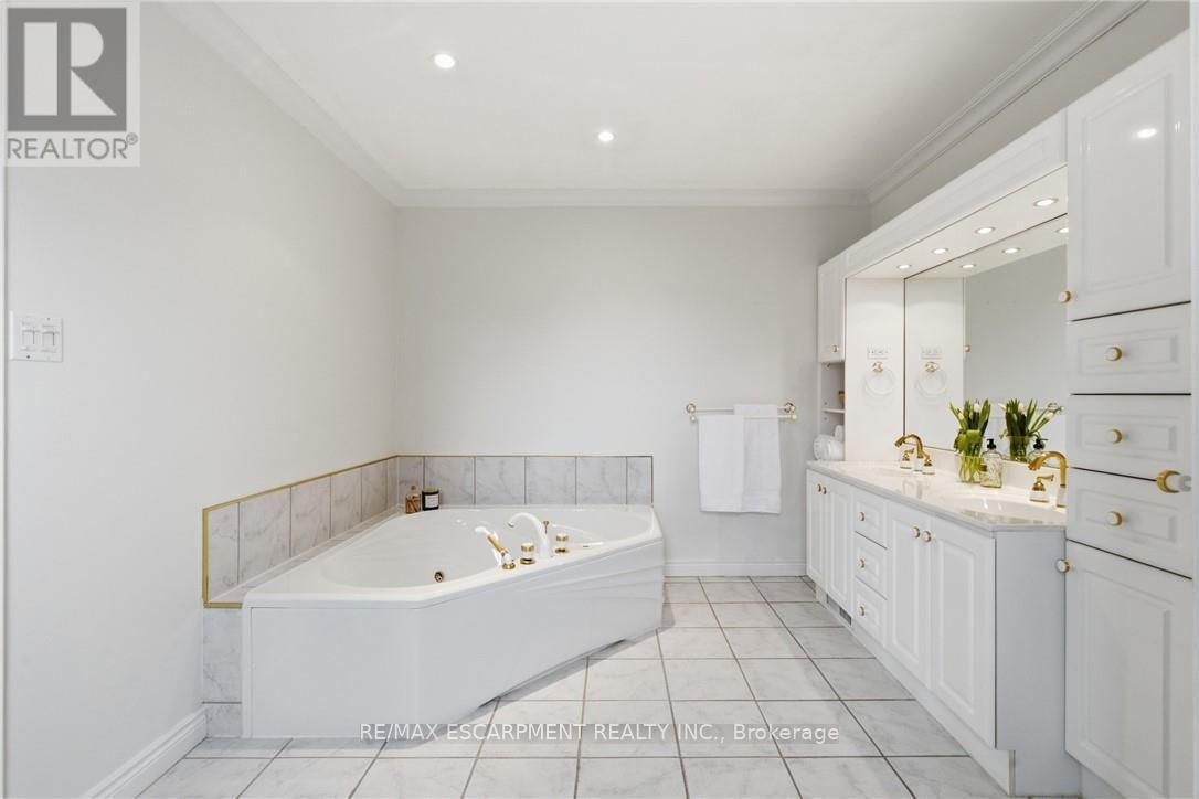 12 SUMNER CRESCENT Image 31