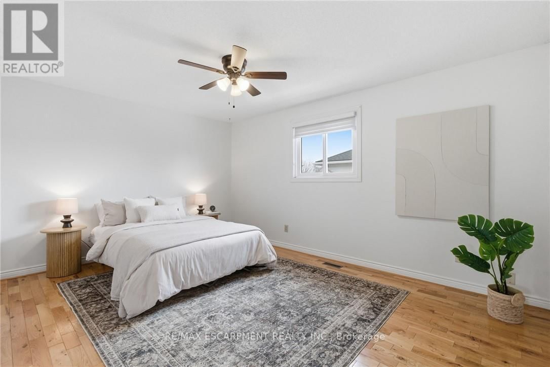 12 SUMNER CRESCENT Image 32