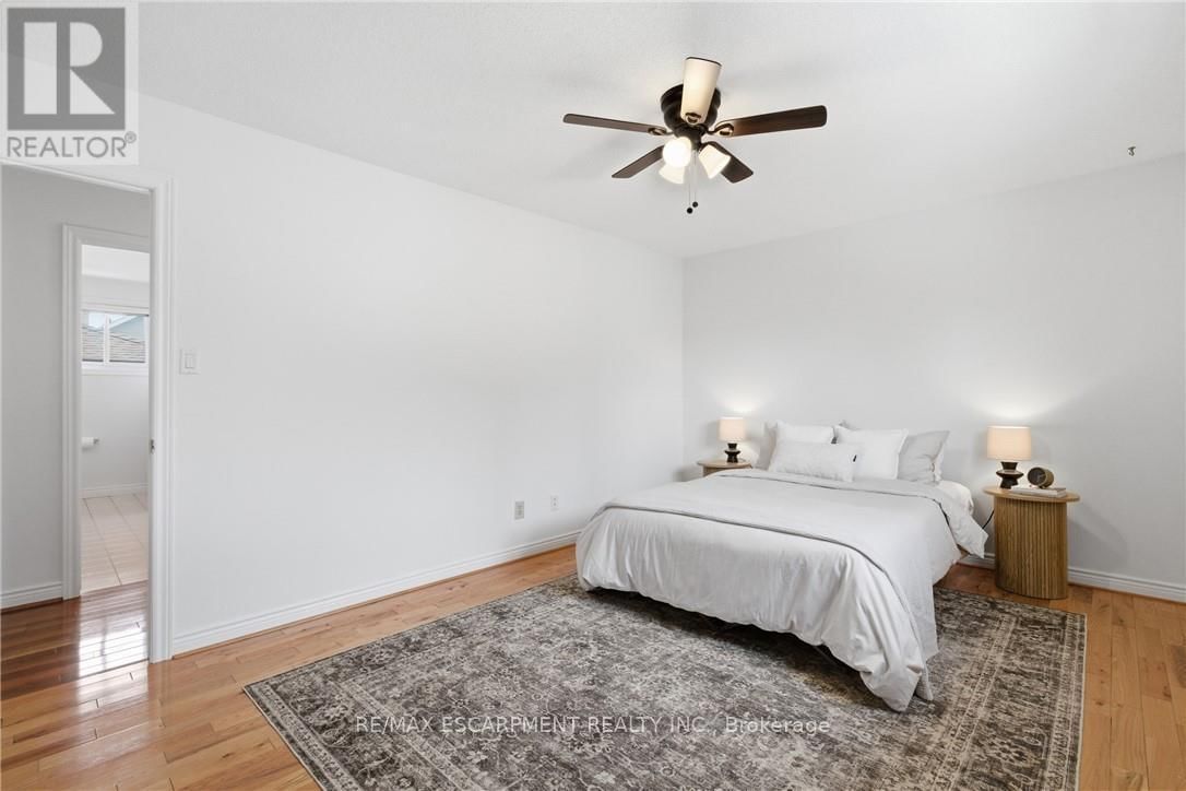 12 SUMNER CRESCENT Image 33