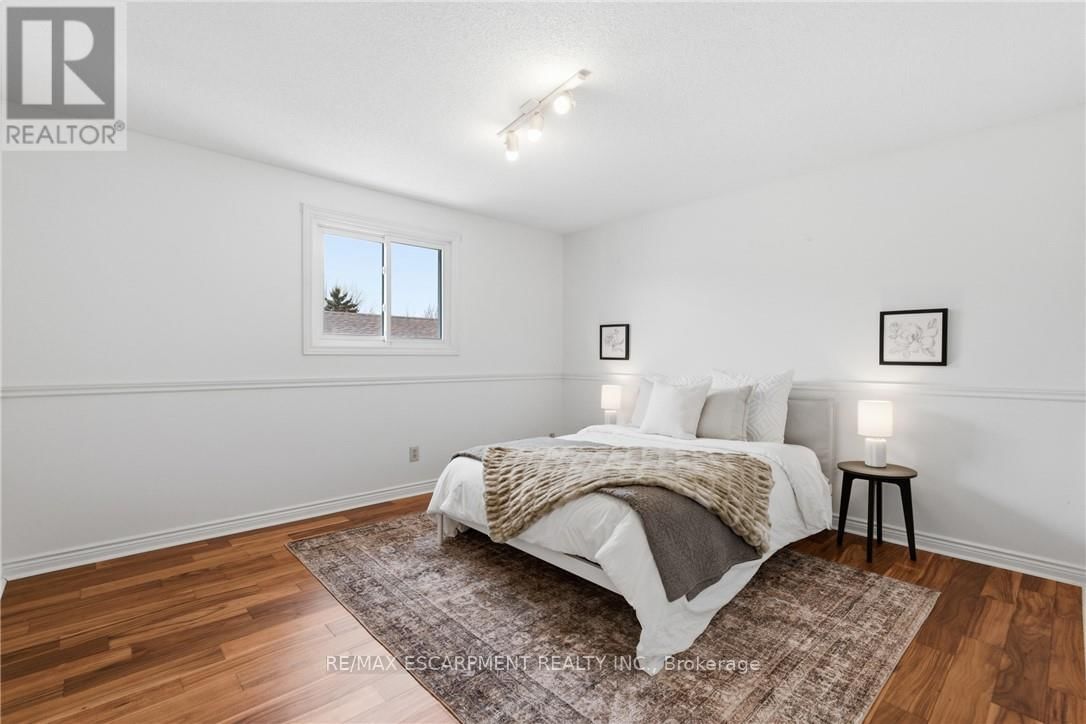 12 SUMNER CRESCENT Image 35