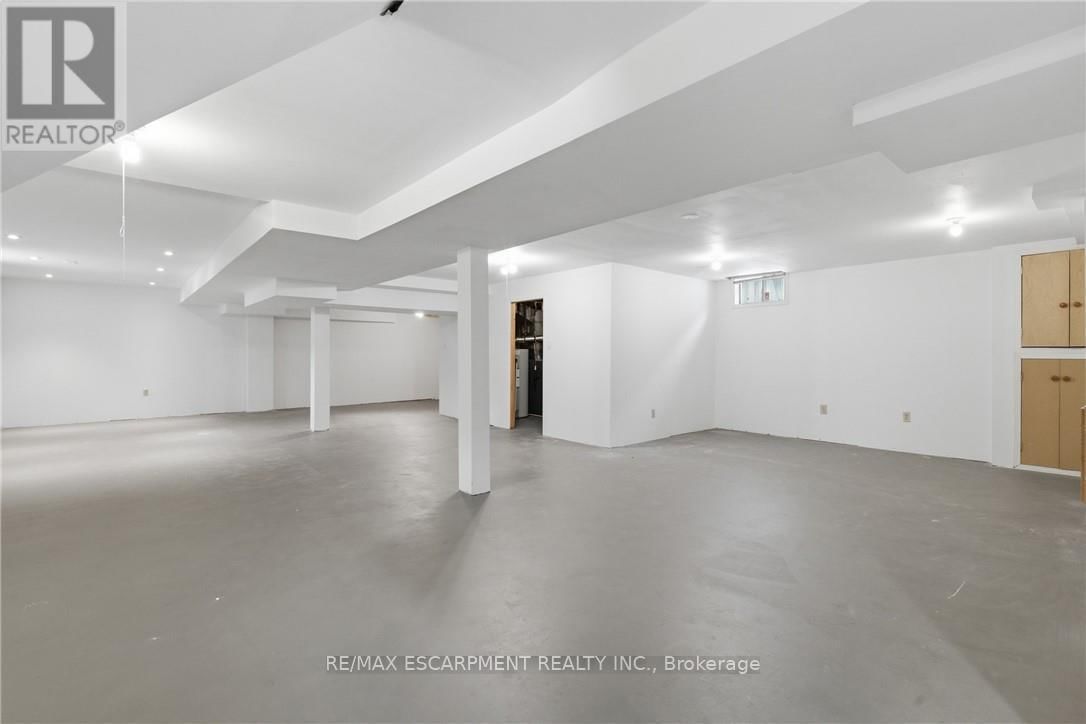 12 SUMNER CRESCENT Image 40