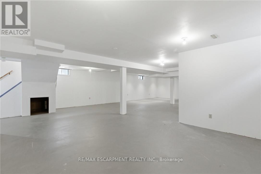 12 SUMNER CRESCENT Image 41