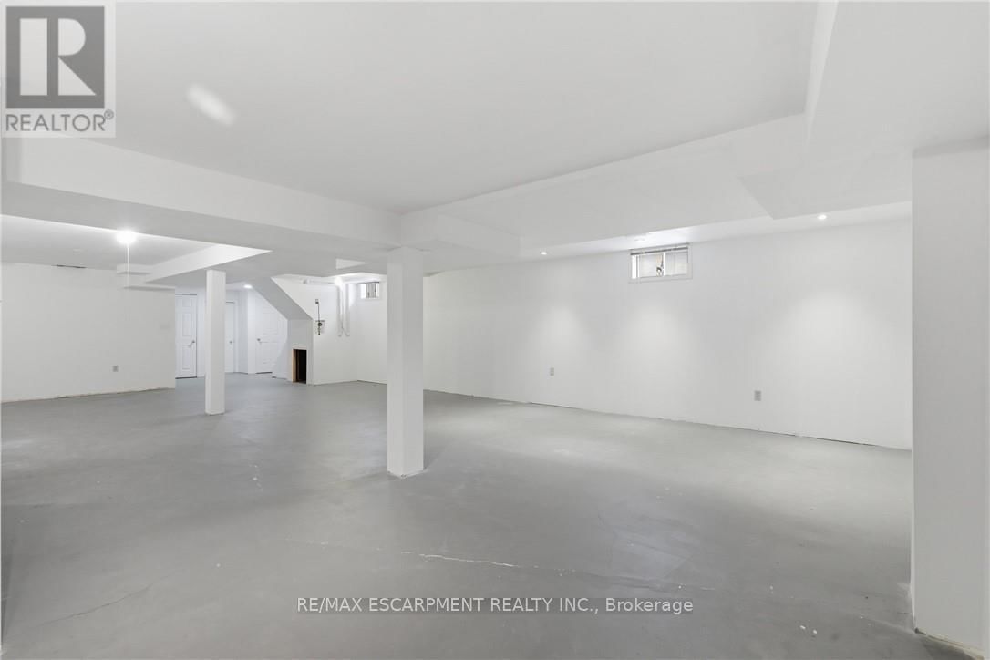 12 SUMNER CRESCENT Image 43