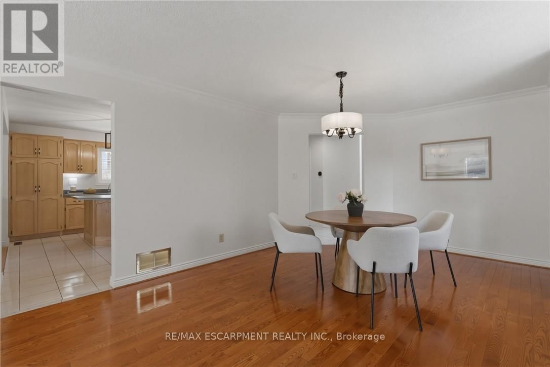 12 SUMNER CRESCENT Image 9