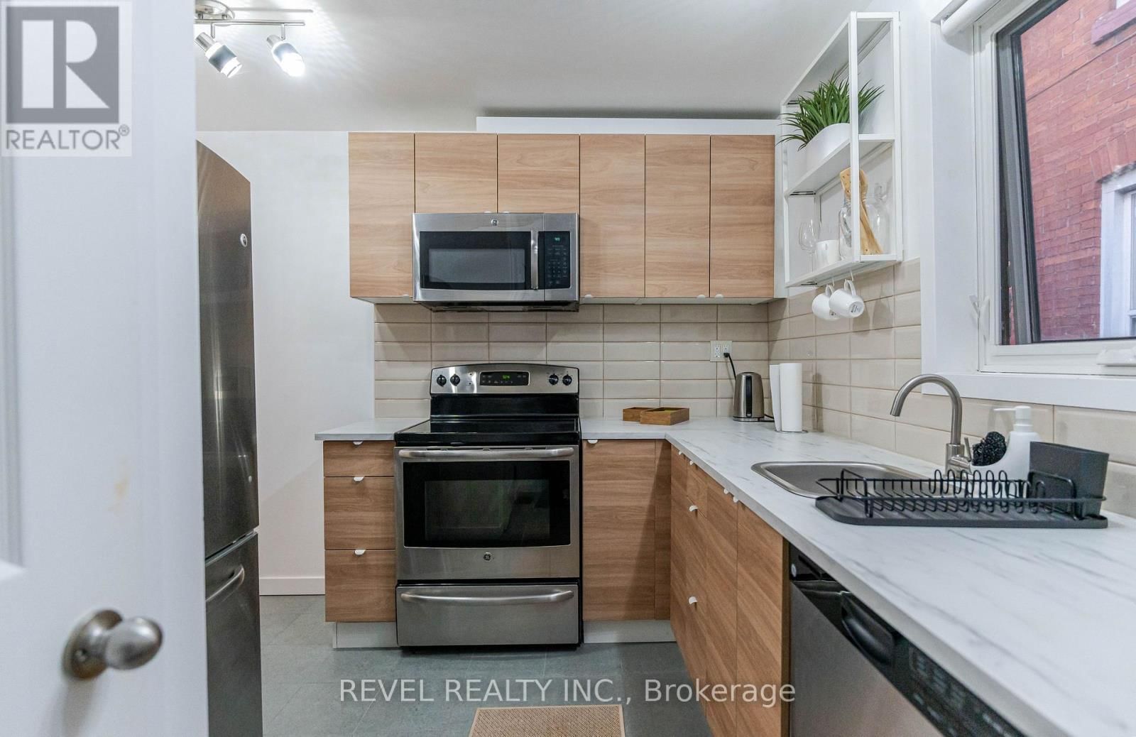 329 MAIN STREET WEST Image 21