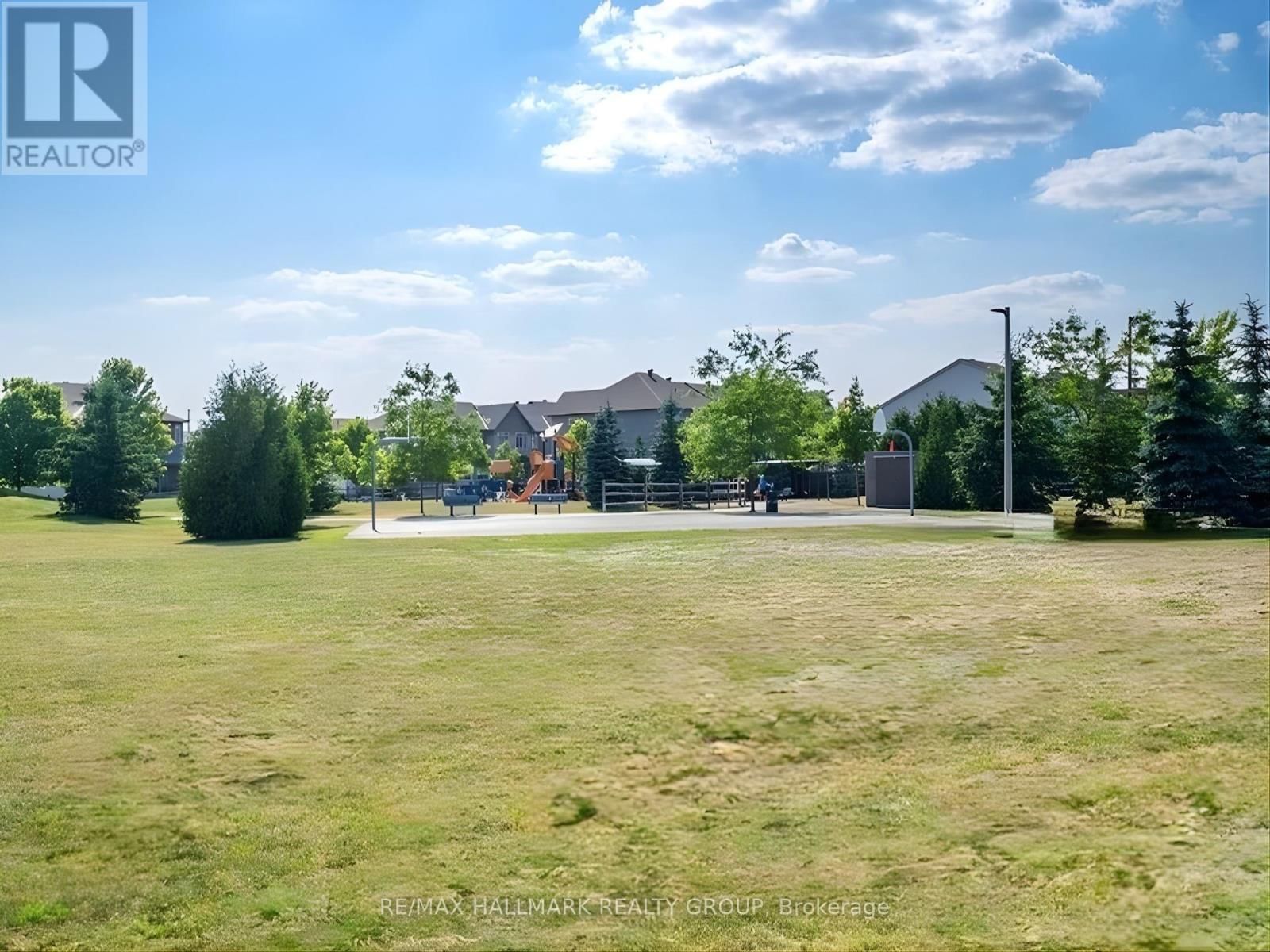 i - 300 TULUM CRESCENT Image 24