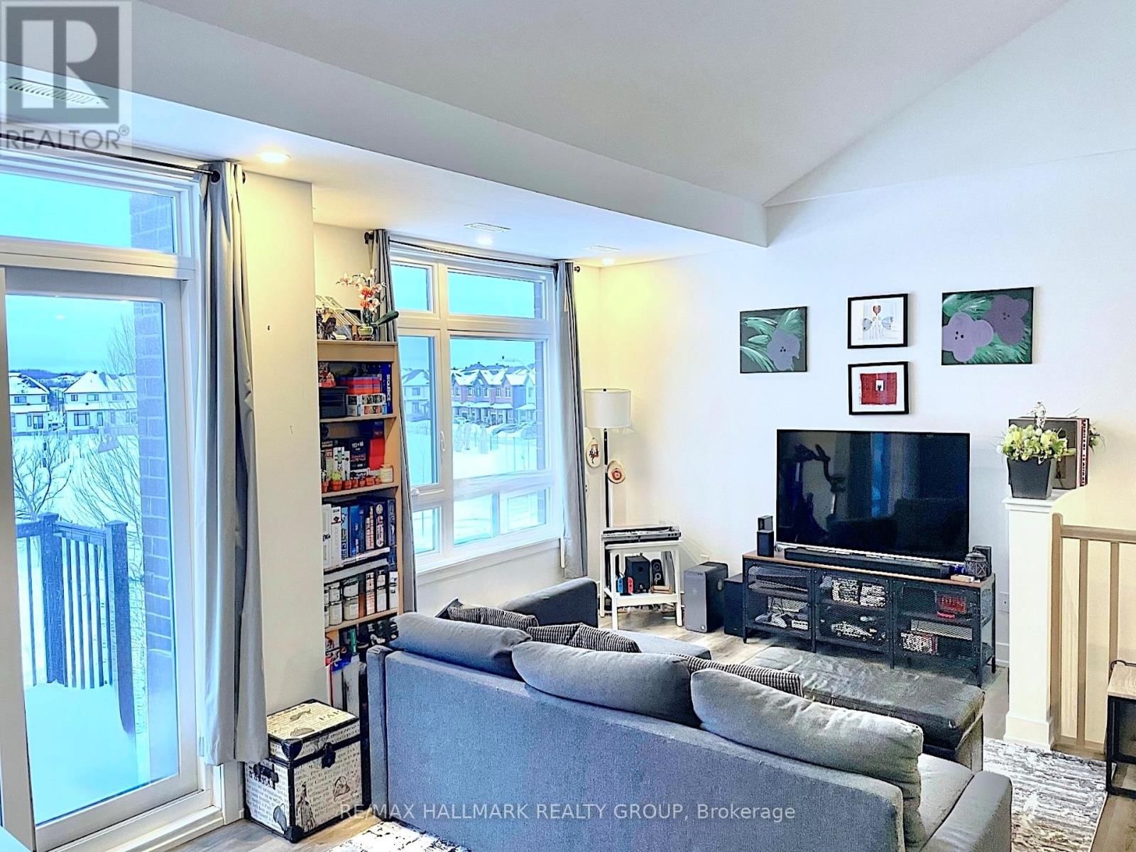 i - 300 TULUM CRESCENT Image 6