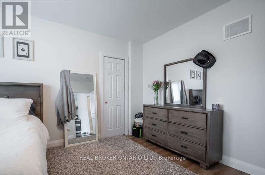 MAIN - 301 WALLACE AVENUE SOUTH Image 10