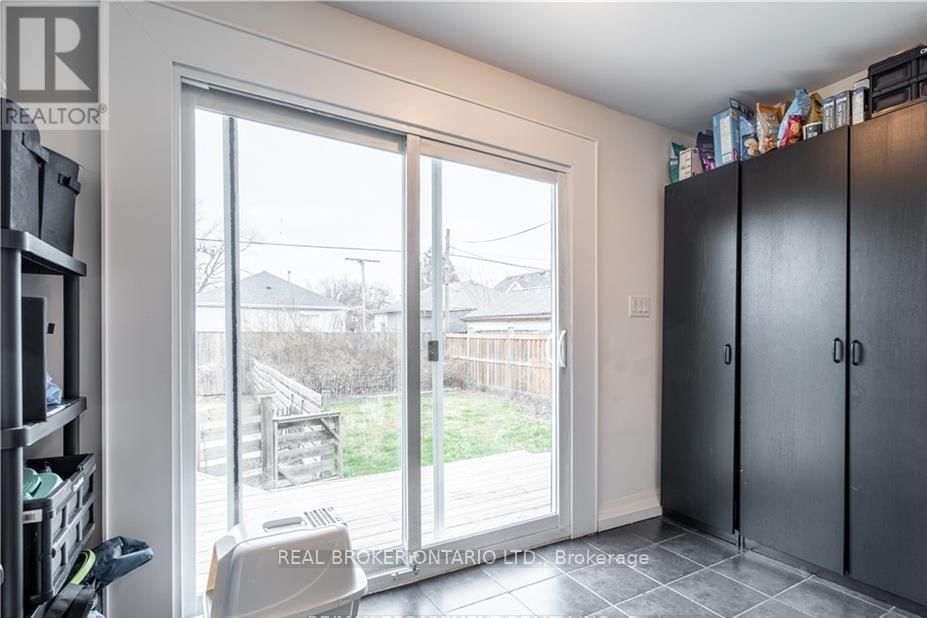 MAIN - 301 WALLACE AVENUE SOUTH Image 7