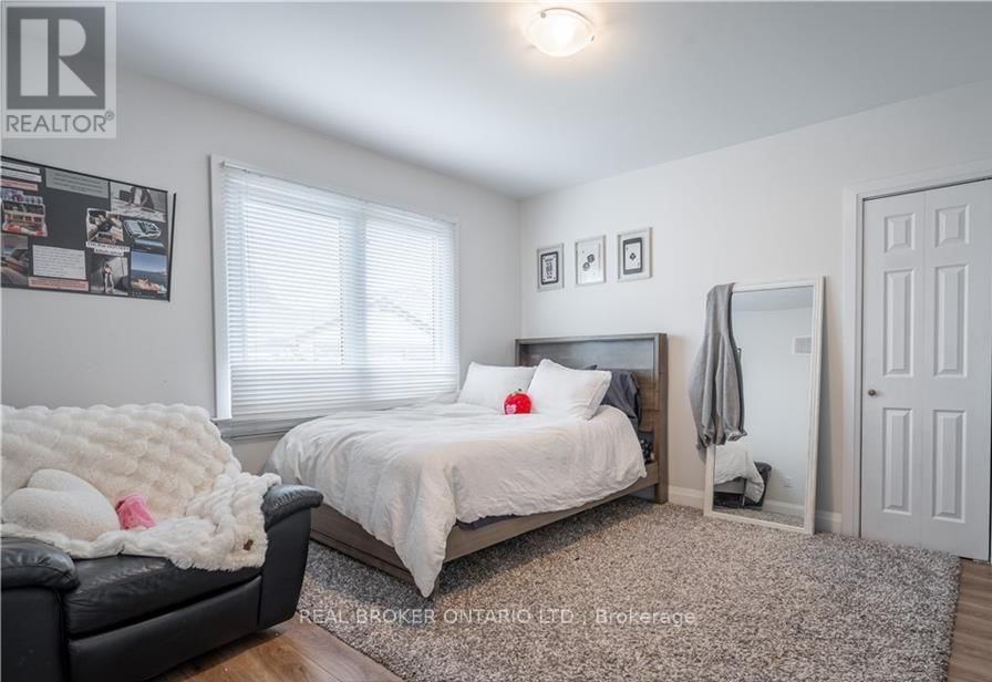 MAIN - 301 WALLACE AVENUE SOUTH Image 8