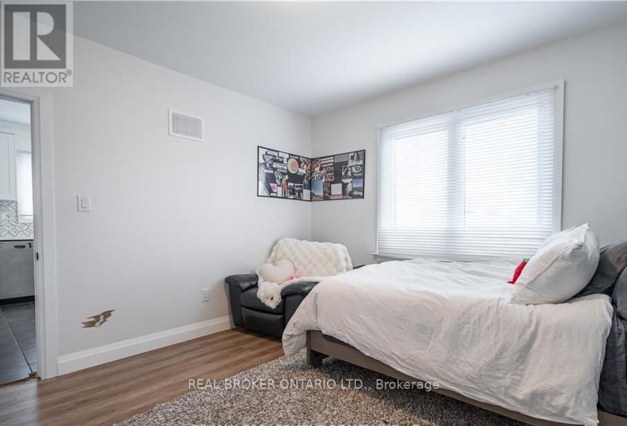 MAIN - 301 WALLACE AVENUE SOUTH Image 9