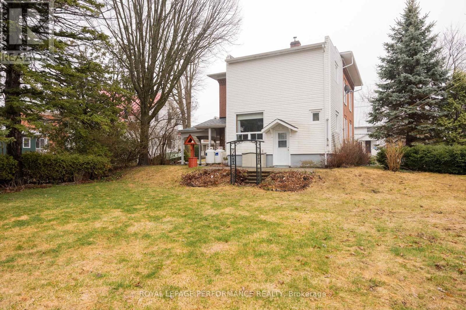 11 PETER STREET Image 39