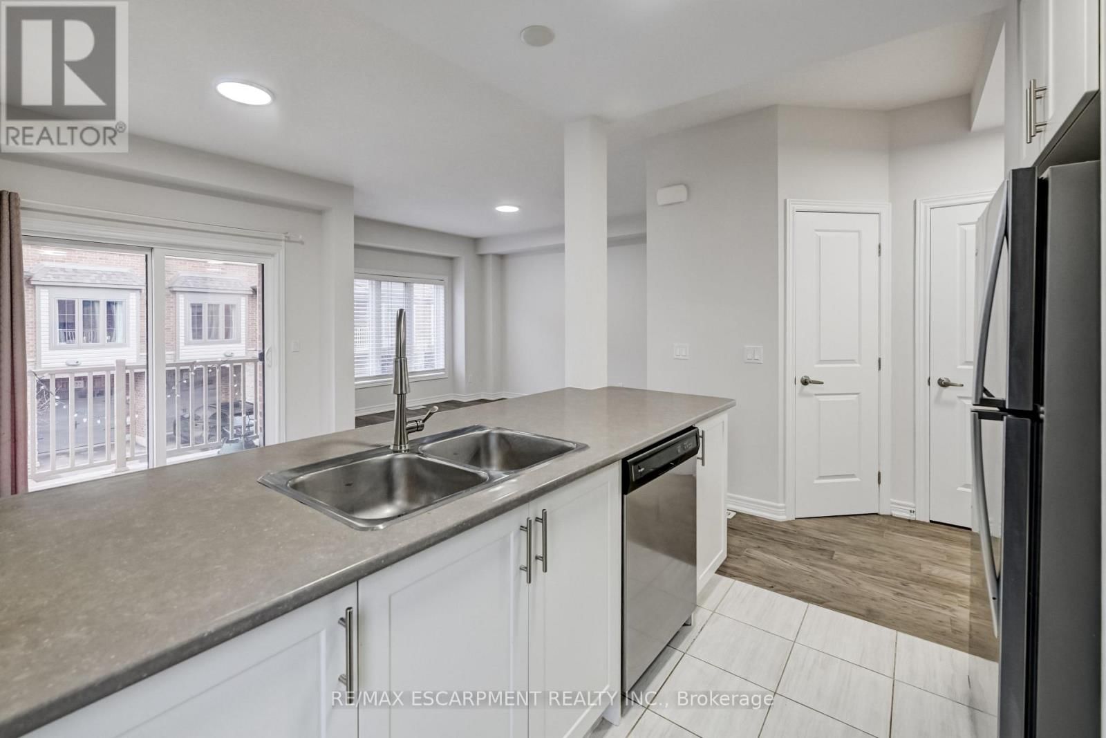 23 RIDGESIDE LANE WEST Image 9