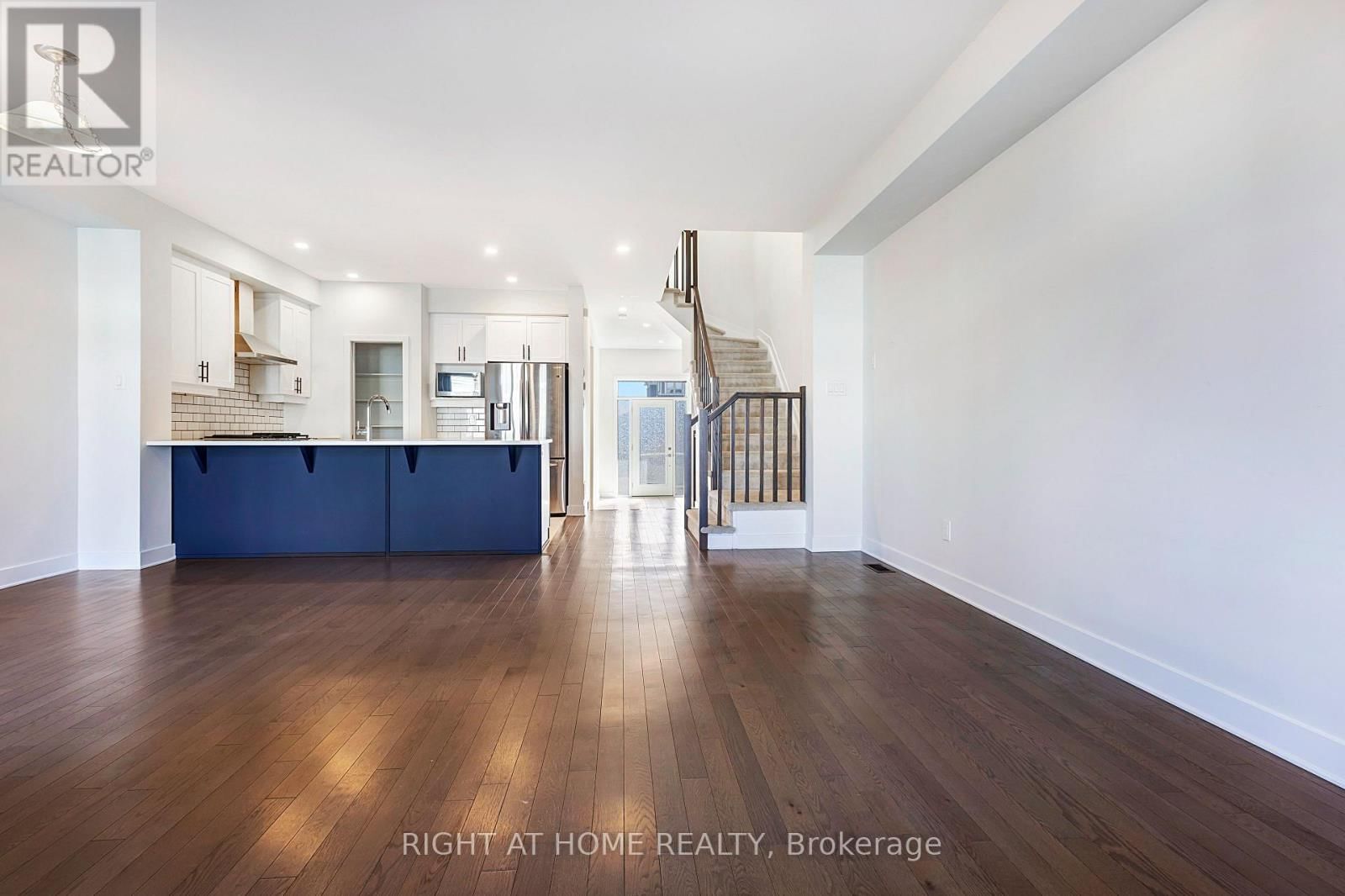 500 TRIANGLE STREET Image 11