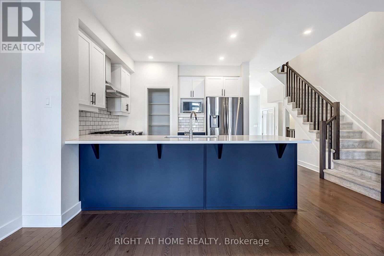 500 TRIANGLE STREET Image 8