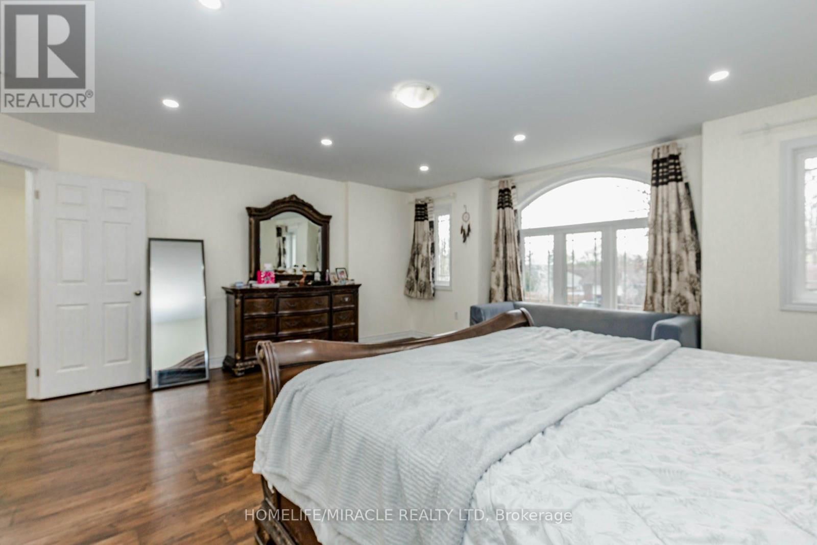 6 HILL STREET Image 30