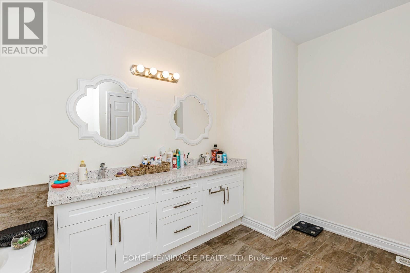 6 HILL STREET Image 31