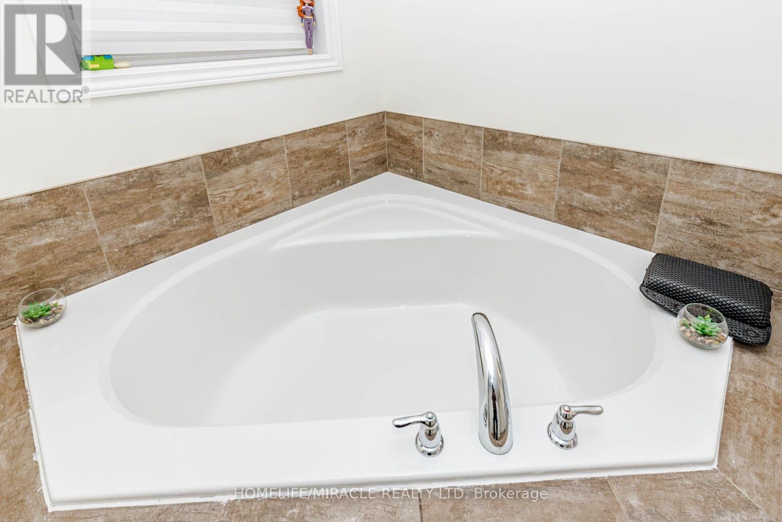 6 HILL STREET Image 33