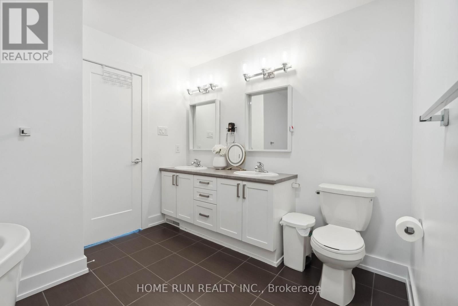 334 HALIBURTON HEIGHTS Image 23