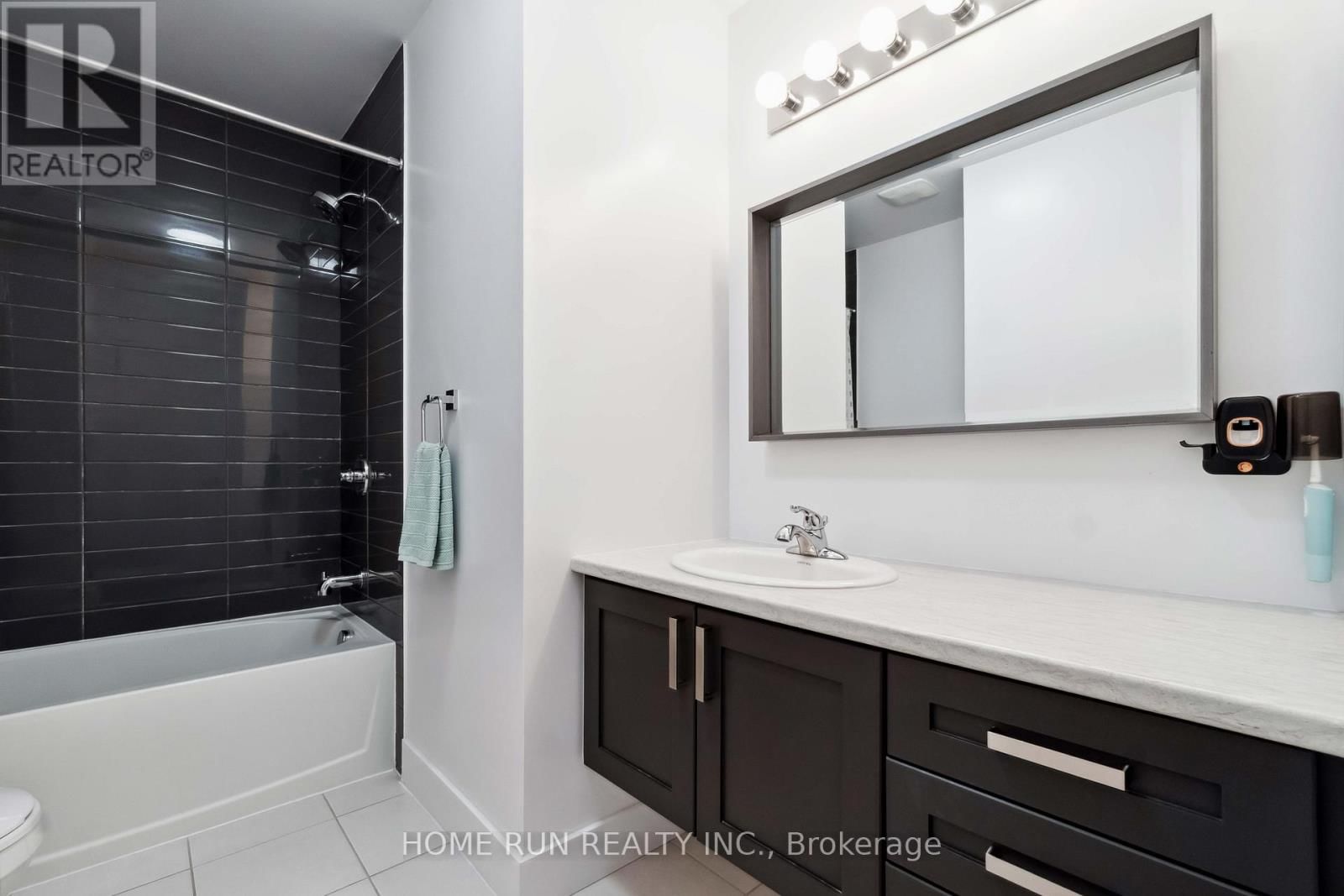 334 HALIBURTON HEIGHTS Image 32