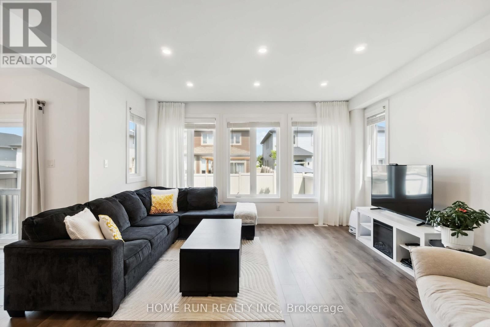 334 HALIBURTON HEIGHTS Image 8