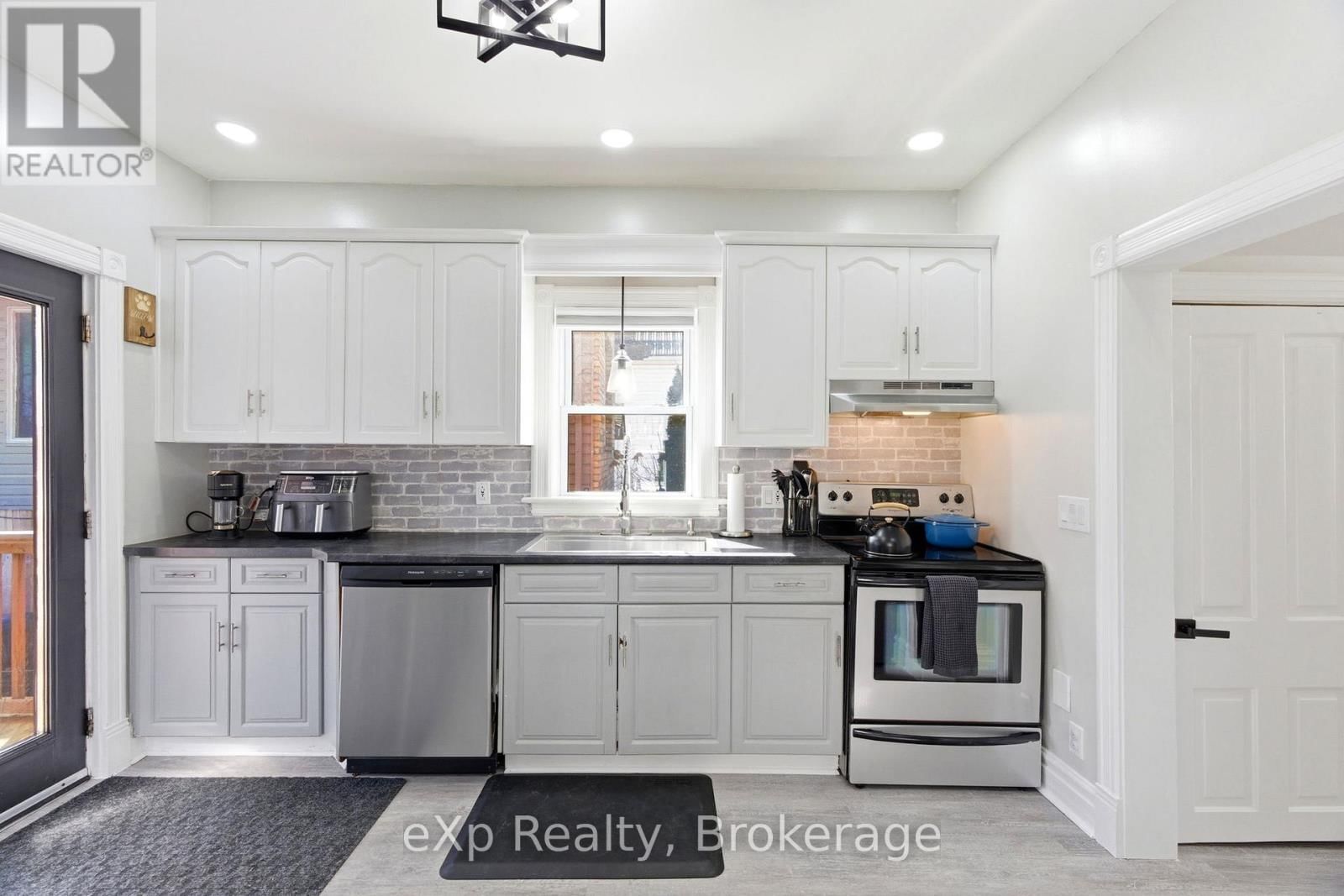 531 BRUNSWICK STREET Image 17