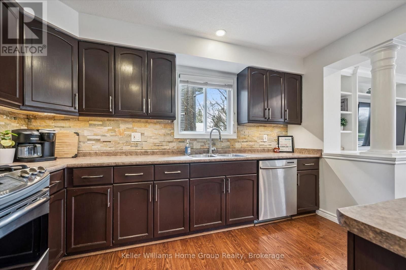 609 PERRY STREET Image 19