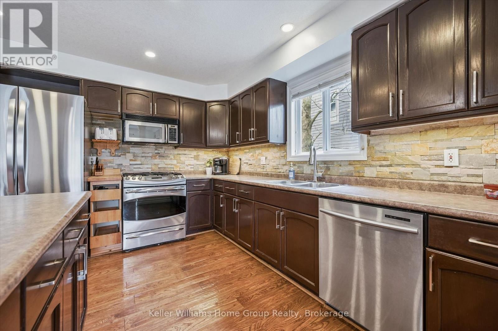 609 PERRY STREET Image 20