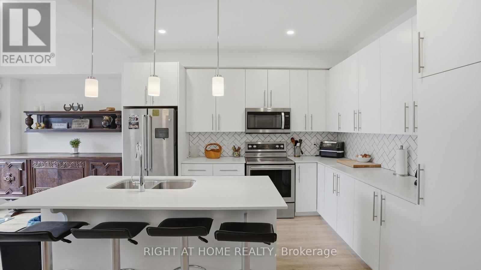 14 PARADISE GROVE Image 8