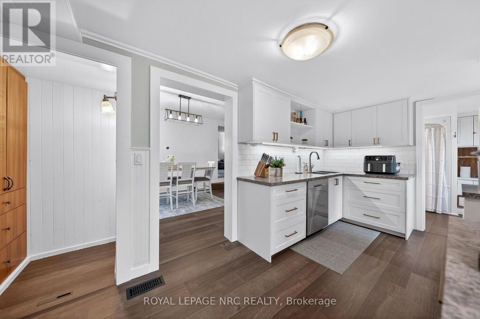 62 LOUISA STREET Image 13