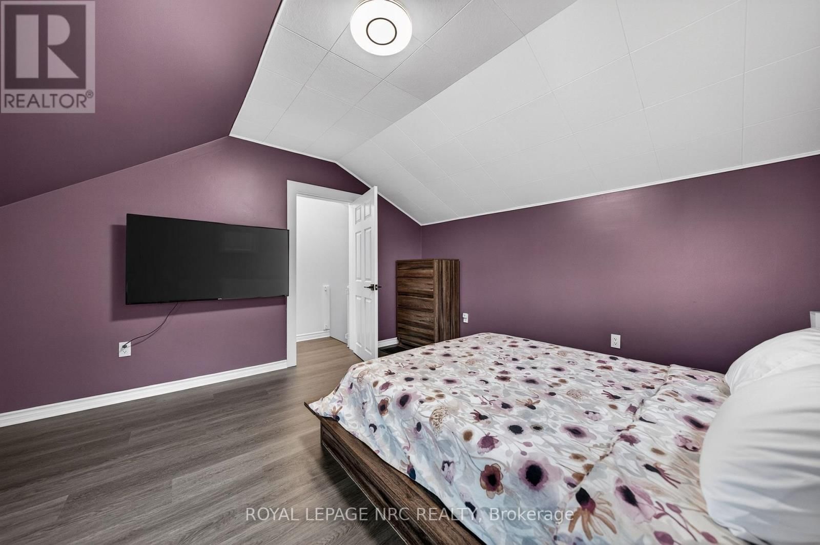 62 LOUISA STREET Image 22