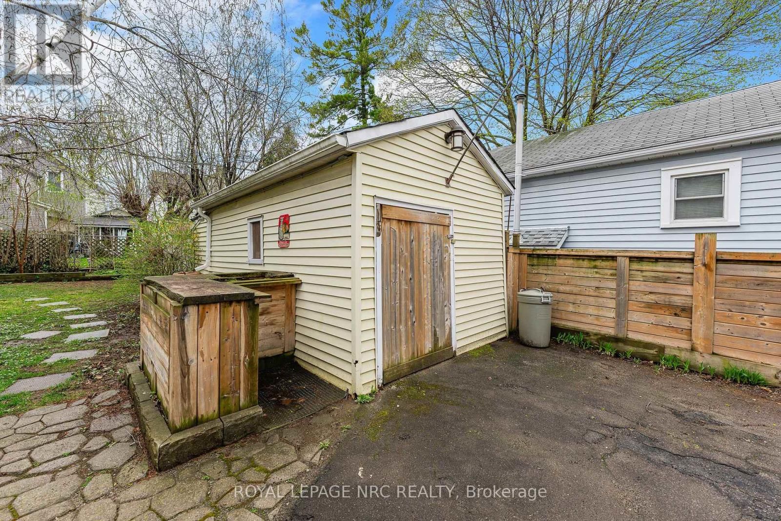 62 LOUISA STREET Image 26